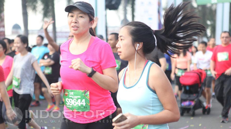 Para wanita menikmati lari di acara Serpong Green Warrior Run 2016.